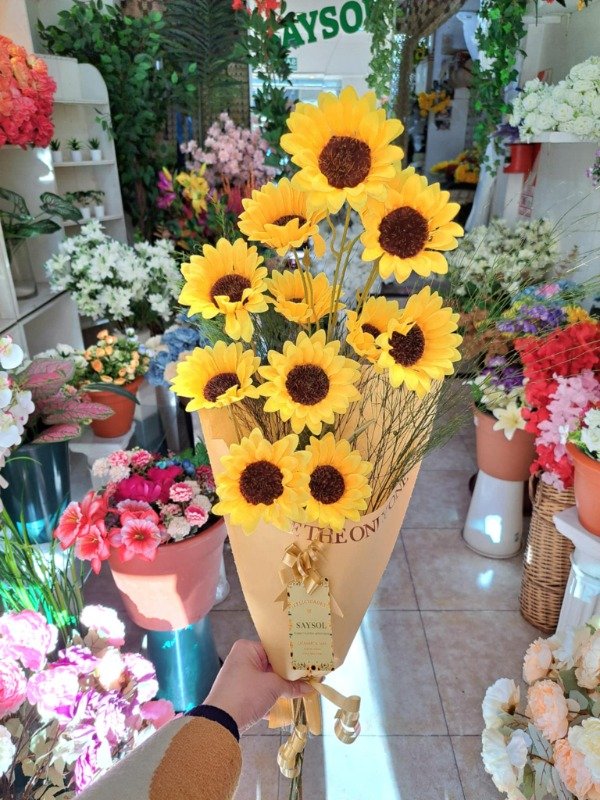 Producto - RAMO ARE YOU THE ONE DE 12 GIRASOLES EN VARA ALTA CON FOLLAJE