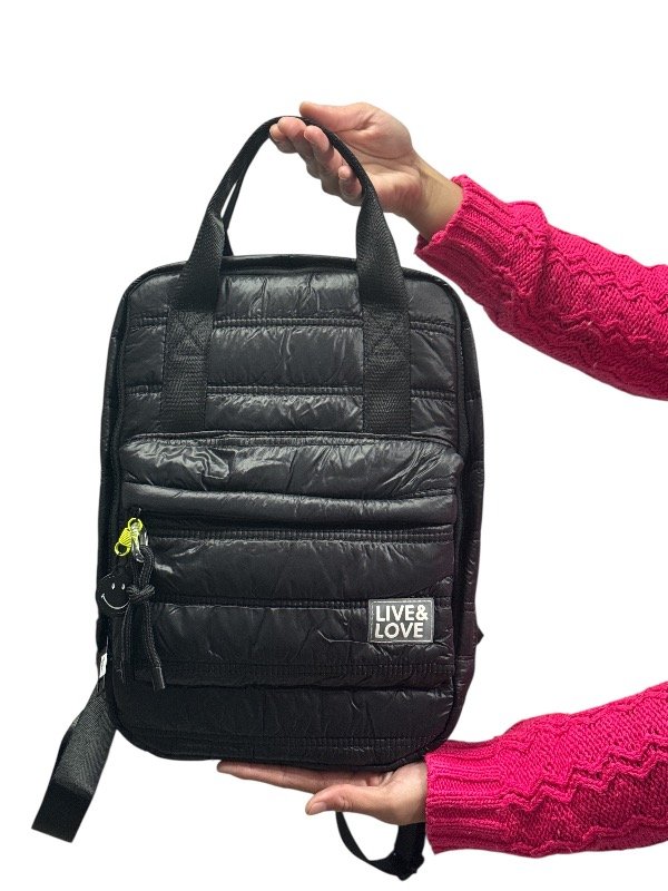 Producto - Mochila Puffer negra Live Love cuadrada