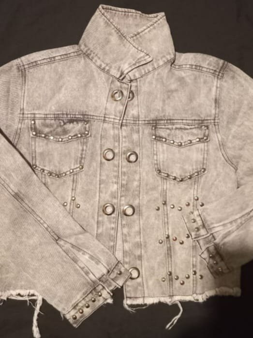 Producto - CAMPERA GRIS CON TACHAS