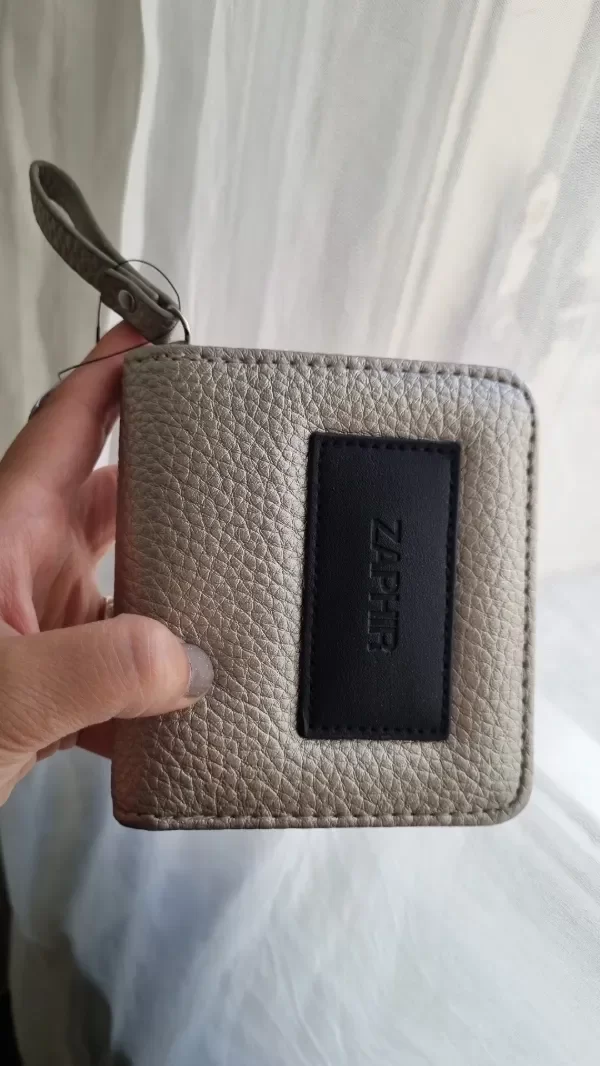 Producto - Billetera plateada chica con tarjetero tipo pocket