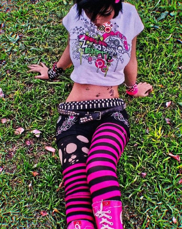 Producto - FEELING SO DAMN EMPTY baby tee
