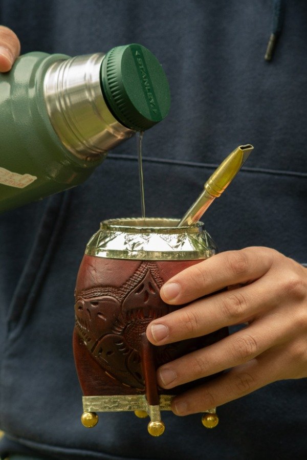 Producto - MATE TORPEDO REPUJADO CON BASE DE ALPACA Y PELOTITAS DE BRONCE