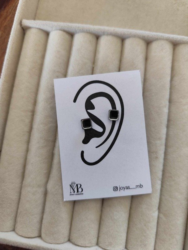 Producto - Aros cuadrados esmaltados negros. Acero quirúrgico.