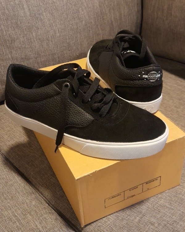 Producto - Zapatillas Fun modelo Anuket negras suela blanca