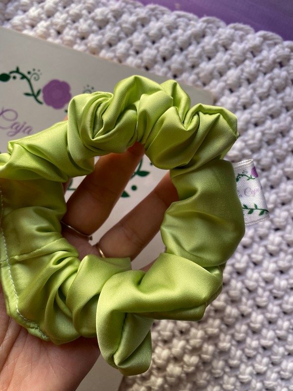 Producto - Scrunchie mini verde manzana satén