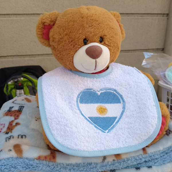 Producto - Babero bordado argentina