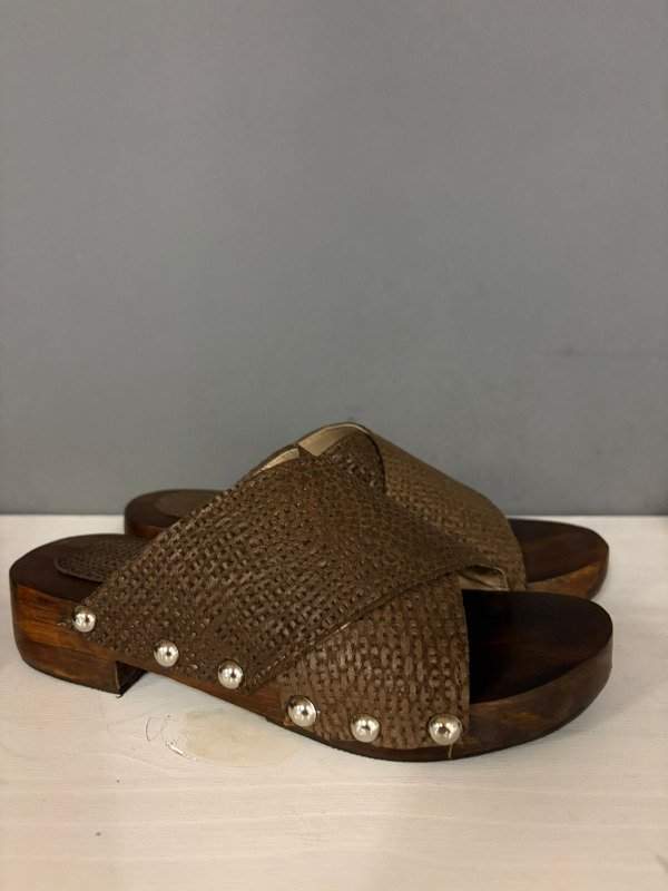 Producto - ZUECO CRUZADO CHOCO