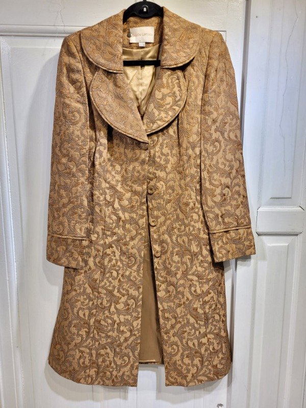 Producto - Tapado CLAUDIA LARRETA marrón con arabescos y brillos Talle M - PRECIO: 100X