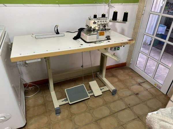 Producto - MAQUINA DE COSER INDUSTRIAL OVERLOCK 4 HILOS TYPICAL IMPECABLE #11117