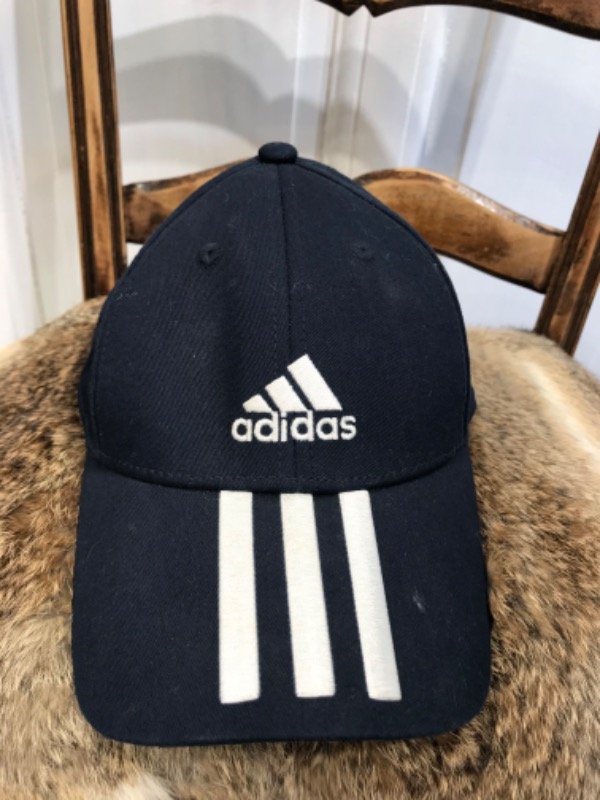 Producto - Gorra ADIDAS azul oscura lineas y logo bordado- PRECIO: 36x