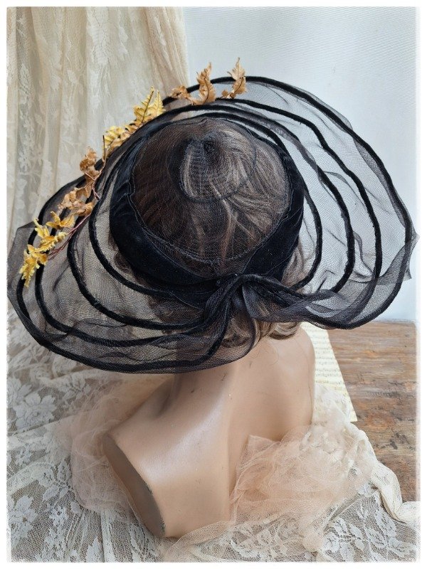 Producto - Capelina de crin negro hojas de terciopelo