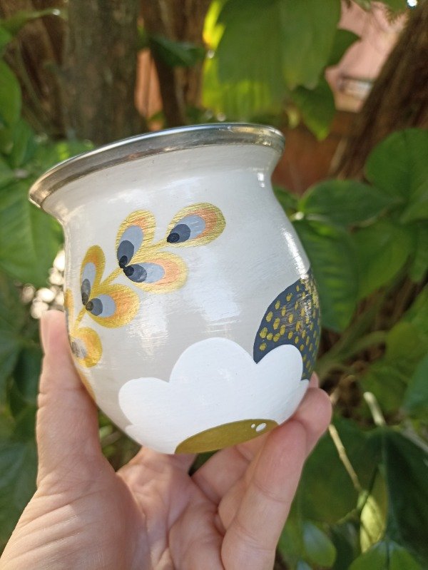 Producto - Mate camionero de algarrobo con virola de acero. Base tiza flores blancas - 0