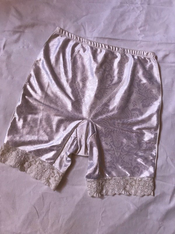 Producto - Vintage 70s Vanity Fair made in U.S.A. satin and lace petticoat.