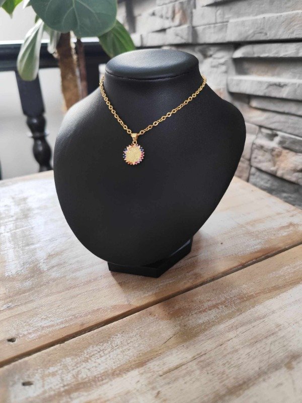 Producto - Collar san benito . Multicolor. Acero dorado.