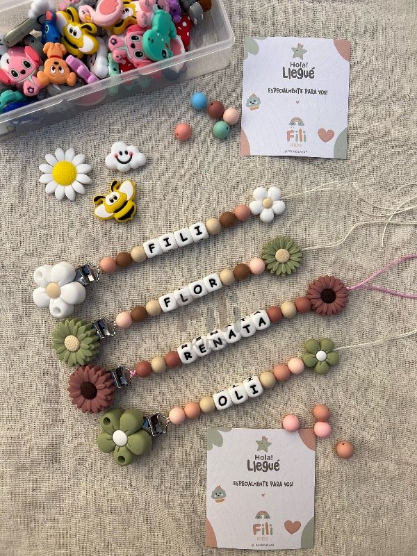 Producto - Porta chupete personalizado: broche de silicona + dije