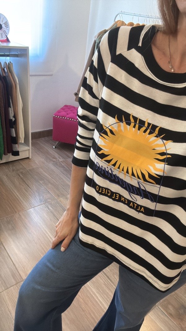 Producto - Remera manga larga Alta en el cielo negra y blanca