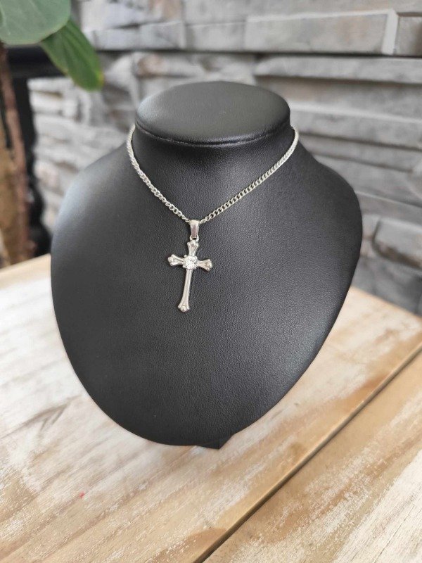 Producto - Collar cruz largo con strass. Acero quirúrgico.