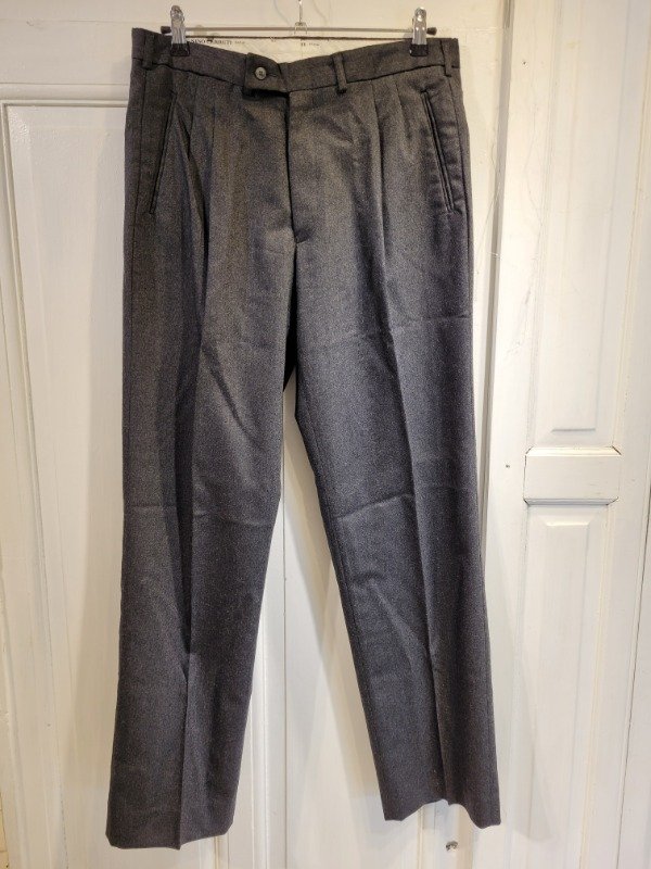 Producto - Pantalón de vestir NINO CERRUTI de lana gris oscuro Talle M/L - PRECIO: 27X
