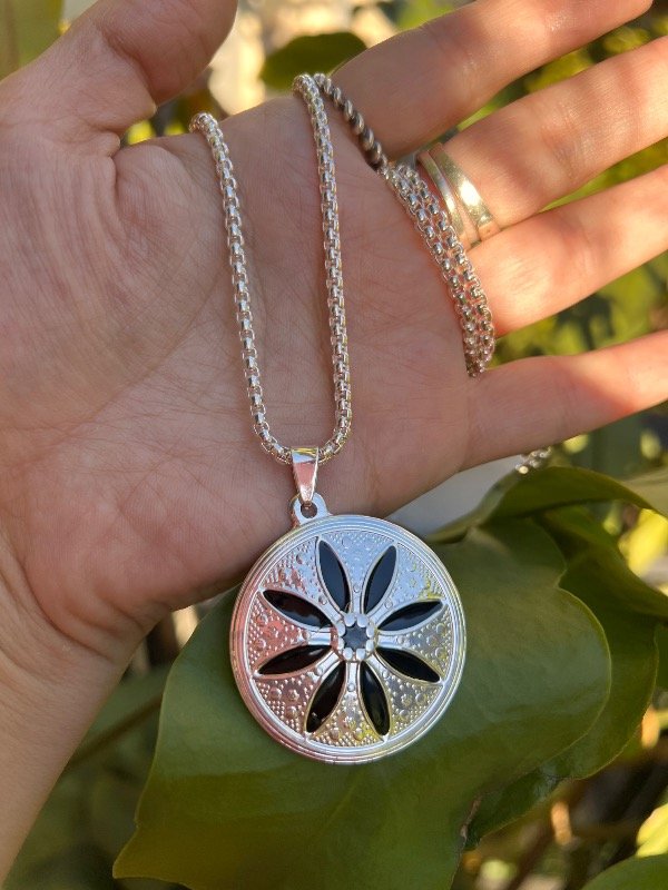 Producto - Medallón mandala con collar de acero blanco