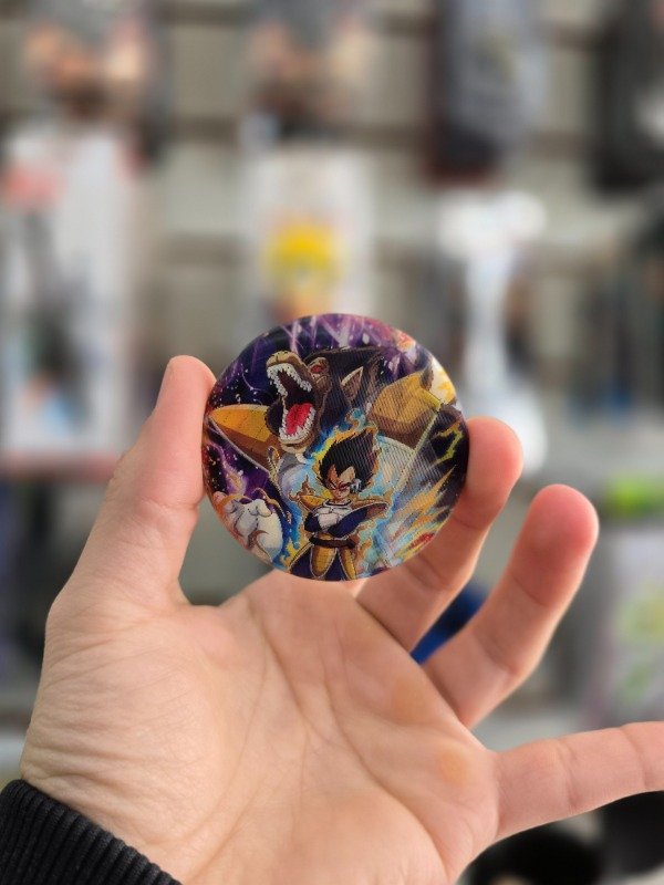 Producto - Pin Vegeta-Bardock Saiyan holográfico