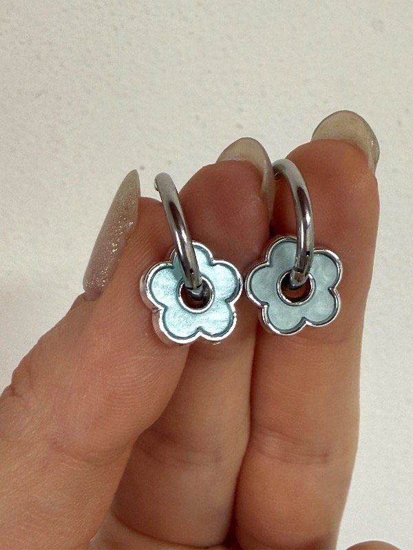 Producto - A1247 Aros clip flor celeste acero quirúrgico