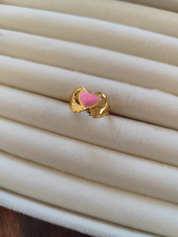 Producto - Anillo manito y corazón rosa. Acero dorado