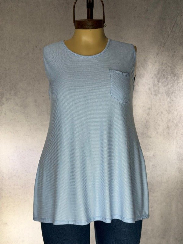 Producto - MUSCULOSA CELESTE MORLEY BASICA CON BOLSILLO