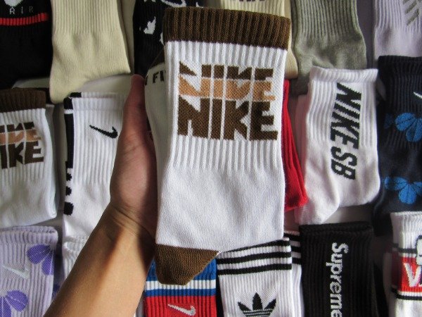 Producto - NIKE BLANCA LOGO MARRON