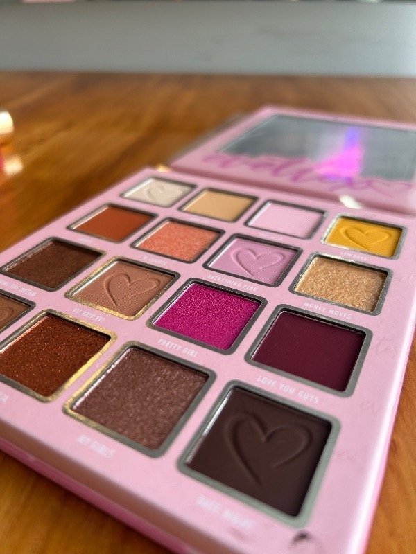 Producto - Beauty Creations - EvetteXO Eyes On Me Shadow Palette - 1