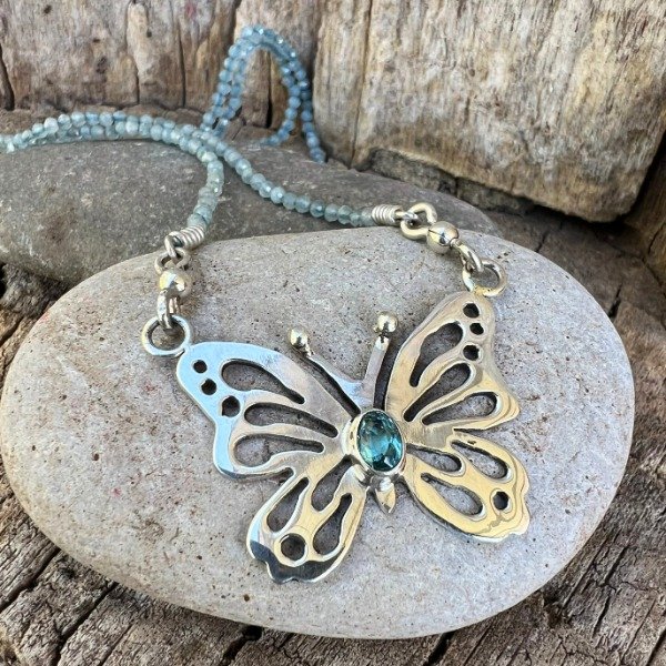 Producto - DIJE MARIPOSA APATITO AZUL NEÓN FACETADO